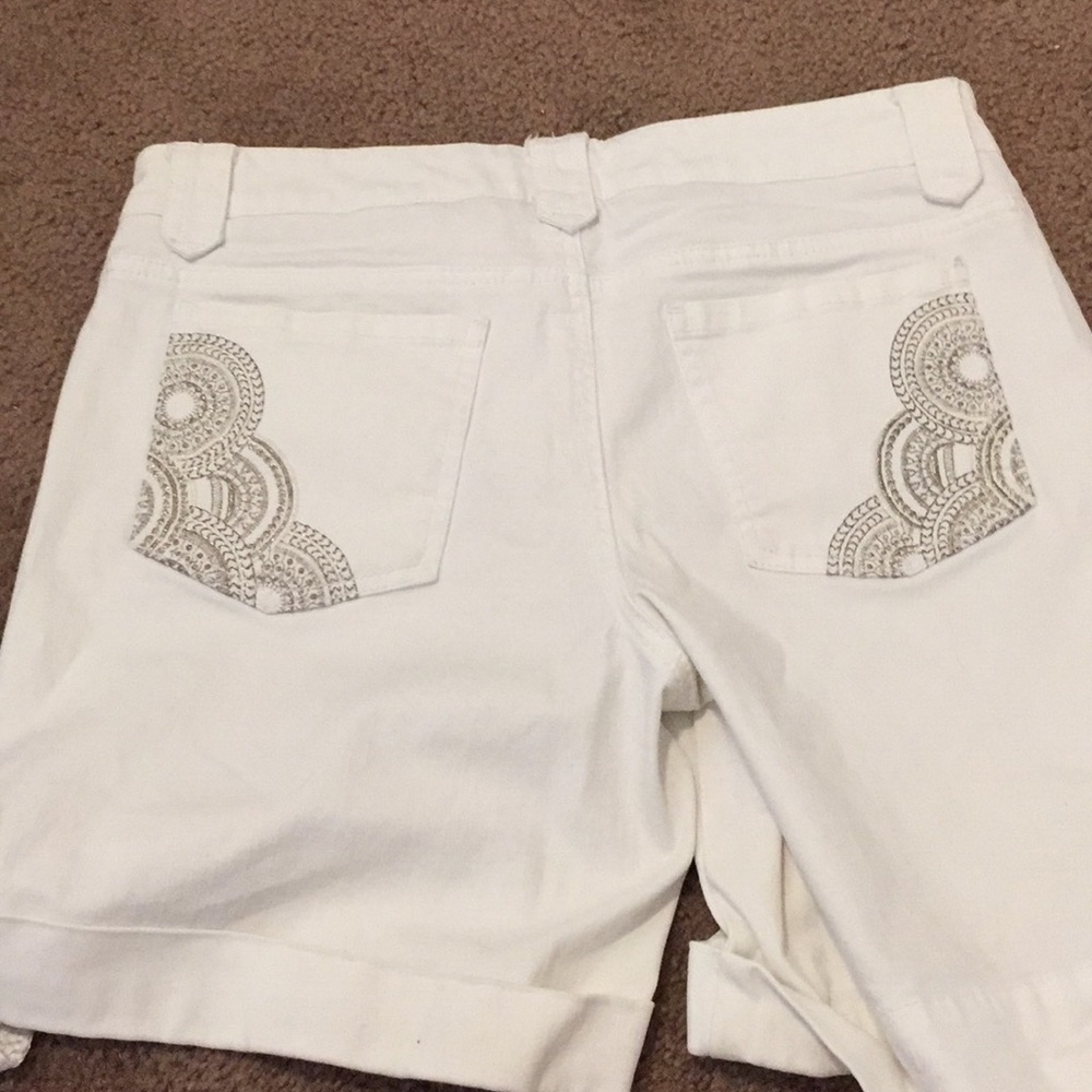 NOIR white shorts with fancy mandala sewing
